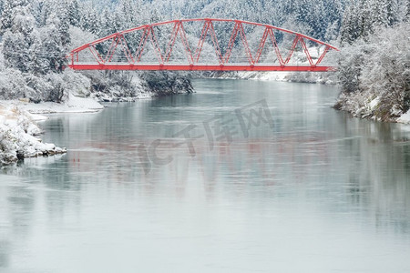冬天的风景与红桥沿忠见河在福岛日本