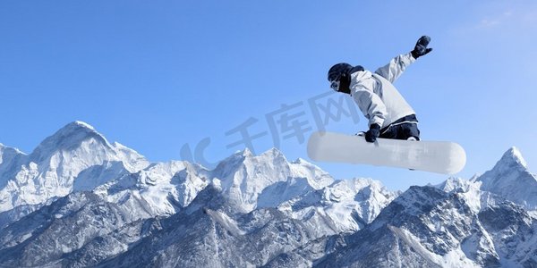 单板滑雪运动。单板滑雪运动员在晴朗的蓝天中跳高