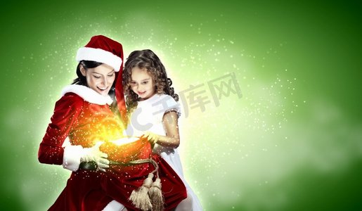 有圣诞礼物和圣诞老人的小女孩。圣诞节illustration小女孩与圣诞礼物和圣诞老人