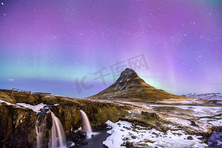 北方的冬天摄影照片_冰岛柯克朱费尔的北极光极光