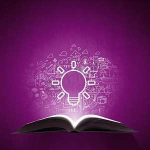 商业教育。旧打开的书与业务草图在紫色背景