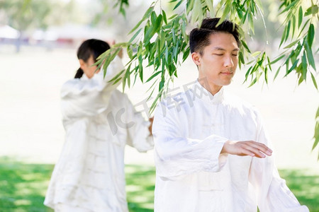 人们在公园里练太极拳。夏天人们在公园里练太极拳