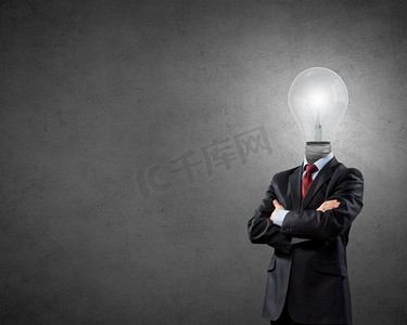 头脑中有很棒的想法。用商人和灯泡代替他的脑袋的想法概念