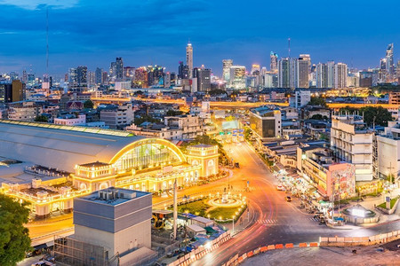 曼谷中央火车站与天际线城市日落泰国。曼谷中央火车站日落