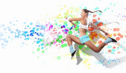 女运动员跳跃的形象。在彩色斑点背景下跳跃的运动女孩形象