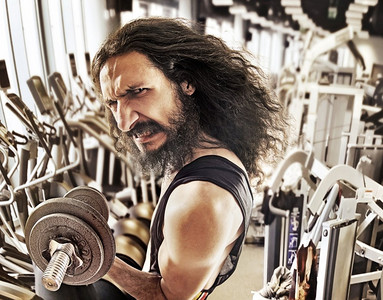 一个瘦弱的健美运动员的搞笑图片