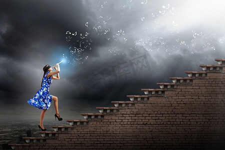 吹长笛的女人。一位穿着蓝色连衣裙的年轻女子一边吹奏着笛子，一边爬着梯子