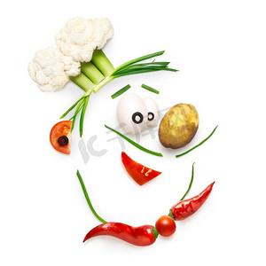 创意美食概念的卡通厨师脸部用孤立的蔬菜做成白色。