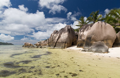 旅游，海景和自然概念-塞舌尔印度洋上的岛屿海滩。印度洋上塞舌尔的岛屿海滩