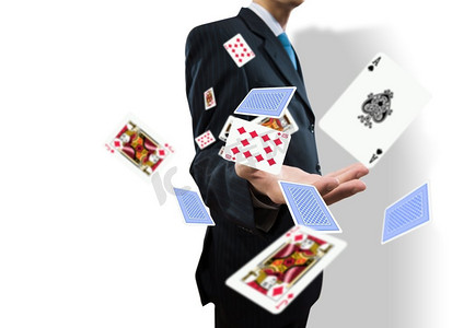 风险很大的生意。商人扔纸牌的特写镜头。赌博观