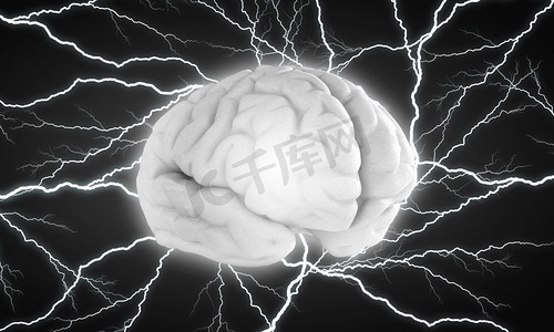 头脑风暴大脑创意摄影照片_人类大脑的冲动。闪亮的大脑在深色背景下的雷电之间