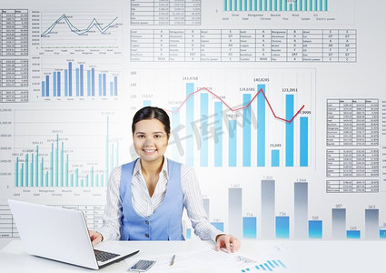 市场分析和报告。坐在桌上的女商人在后台操作笔记本电脑和信息图表