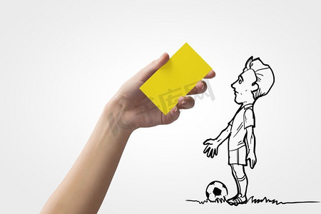 警示卡。足球运动员和人的手被出示黄牌的漫画