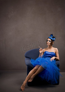 香烟png摄影照片_诱人的，优雅的女士吸烟在豪华公寓