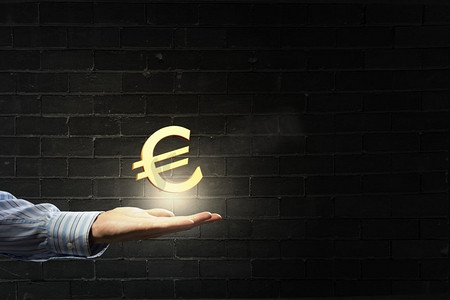 手掌上的欧元符号。商人的手在手心里握着欧元的标志