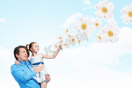 牵着气球摄影照片_父亲牵着女儿的手。幸福的父亲牵手女儿的形象