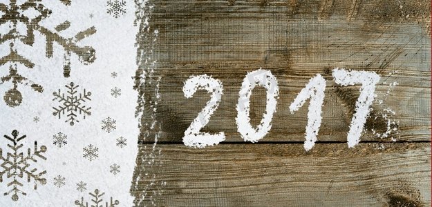 关于雪的新年背景。圣诞卡或新年背景由雪花制成，手写在雪地和木桌上