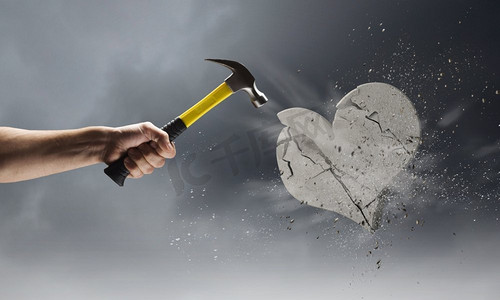 锤子在手近摄锤在人的手打破石头的心