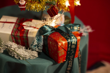 礼物金色纯色玩具圣诞节圣诞树平安夜红底图蝴蝶结