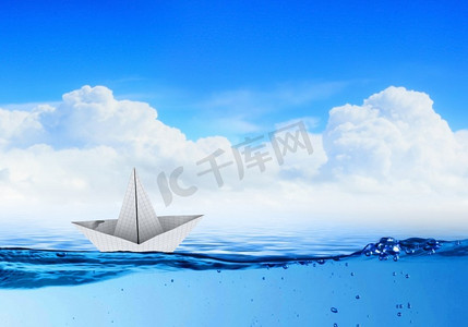 纸船。蓝色水面上的纸船