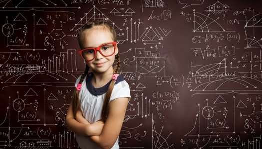 小天才。戴着眼镜背着黑板的学龄期可爱小女孩