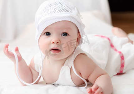 滑稽摄影照片_戴着滑稽帽子的可爱小婴儿的肖像