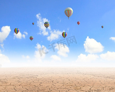 会飞的浮空器。五颜六色的气球在沙漠上空的蓝天中高高飞翔
