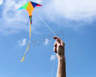 在蔚蓝的夏日天空中放飞的风筝