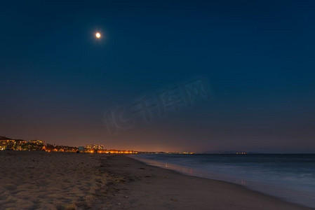 夜间大海摄影照片_夜间的圣莫尼卡海滩