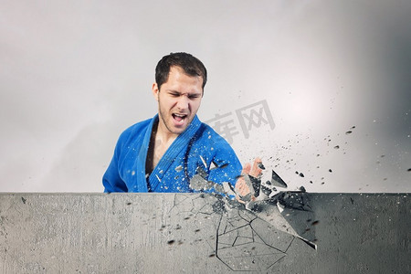 和服打破墙壁的人.