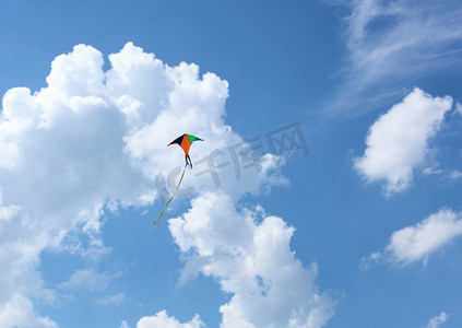 风风筝飞行在蓝色的夏天的天空