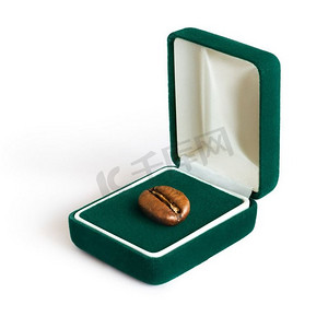 一个珠宝盒的创造性的概念照片与咖啡豆在白色背景.
