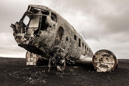 一架美国军用飞机在冰岛南部维克附近的Solheimasandur海滩上被遗弃的残骸