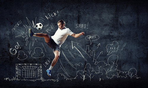 橄榄球比赛足球运动员在跳跃与素描在背景