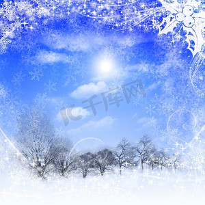 阳光雪花摄影照片_蓝天和阳光的抽象背景。冬日风景中的圣诞节。双旦快乐!