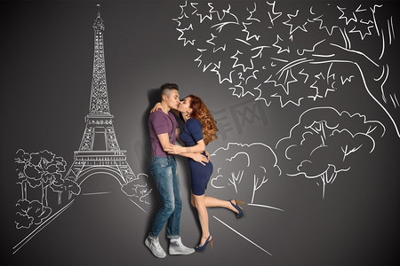 幸福的情人节爱情故事概念巴黎一对浪漫的情侣在埃菲尔铁塔下接吻，背景是粉笔画。