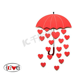 创意情人节礼物概念照片的纸伞，心雨落在白色的背景。