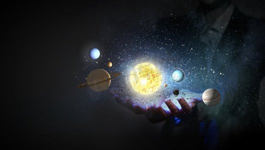 太阳系统。年轻女商人手持棕榈星太阳系