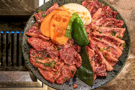 烤腊肠摄影照片_烤腊肠的牛肉和猪肉套餐-日本食品