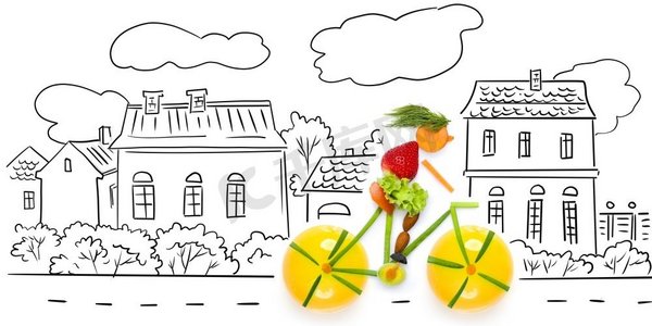 城市里骑自行车的女骑手形状的水果和蔬菜。