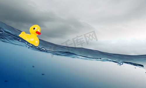 可爱鸭摄影照片_鸭子玩具。漂浮在水中的黄色橡皮鸭玩具