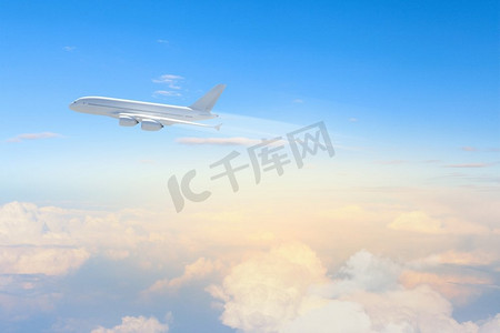 天空中的飞机图像。背景为云的飞机在空中飞行的图像