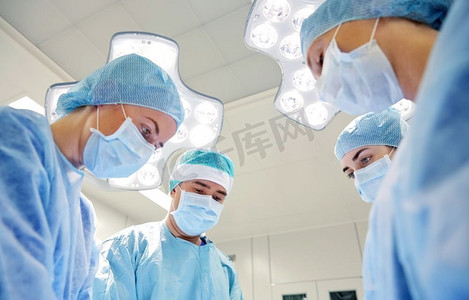外科、医学和人的概念--医院手术室中的外科医生群体。医院手术室里的一群外科医生