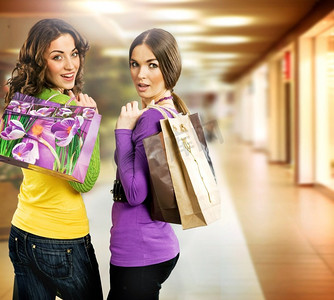 两位美女在购物时的肖像
