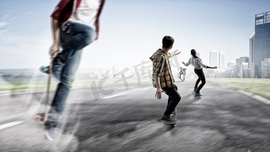 滑板男孩摄影照片_青少年玩滑板。活跃的青少年在户外玩滑板。极端刺激和肾上腺素
