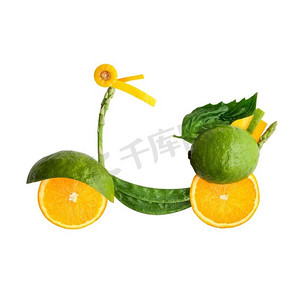 一款由水果和蔬菜制成的复古滑板车Vespa的食物概念，白色上孤立。