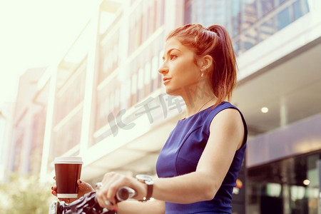 快乐的年轻女自行车手的肖像。快乐的年轻女骑车人在城市里骑行的肖像