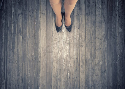 采取下一步行动。穿着优雅鞋子的女商人腿的顶视图