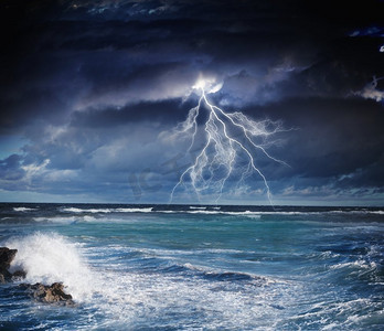 晚上有暴风雨。图像的黑夜与闪电以上的暴风雨的海