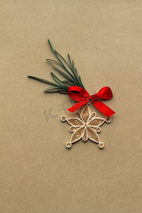 创意圣诞概念照片，棕色背景下用古灵纸制成的雪花。